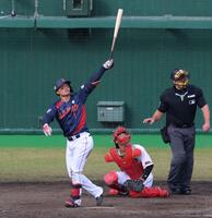 　５回、左翼スタンドへ２ランを放つ森下（撮影・立川洋一郎）