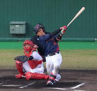 　７回、２ランを放つ野村（撮影・立川洋一郎）