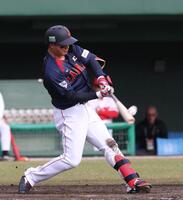 　５回、森下は左越えに２ランを放つ（撮影・佐々木彰尚）