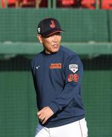 　８回、選手交代を告げた井端監督（撮影・佐々木彰尚）