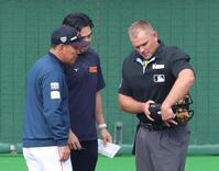 　２回表が終わってブロック・バーロー球審（右）と話をする井端監督（左）＝撮影・立川洋一郎