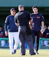 　９回の攻撃を終え、選手交代を告げる井端監督（撮影・市尻達拡）