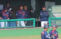 　戦況を見守る井端監督（右奥）＝撮影・立川洋一郎