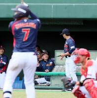 　４回、西川がピッチクロック違反を取られた後、松田コーチと話をする井端監督（撮影・市尻達拡）