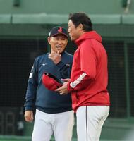 　広島との練習試合後、新井監督と話をする井端監督（撮影・市尻達拡）