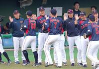 　ナインを出迎え勝利のタッチを交わす井端監督（左端）＝撮影・立川洋一郎