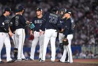 　オリックス・山本由伸（右端）は、高山郁夫コーチ（７３）からアドバイスを受ける＝２２年