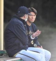 　高山郁夫投手コーチ（左）と話し込むオリックス時代の山本由伸＝２２年