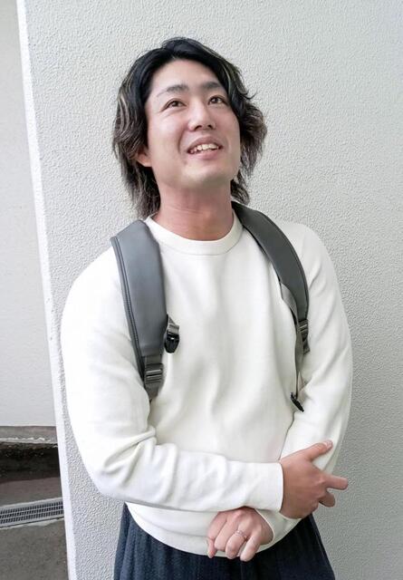 　取材に応じる今井