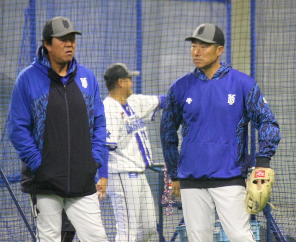 　練習を見守る相川監督。左は鈴木２軍打撃育成コーチ