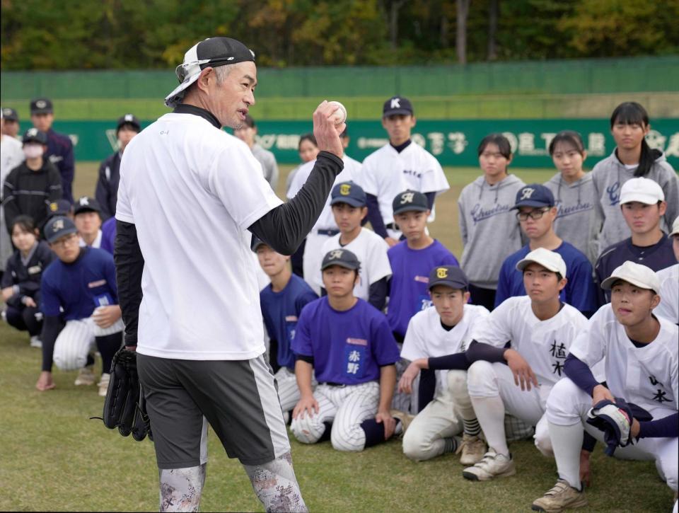 　高校生たちを指導するイチローさん＝８日