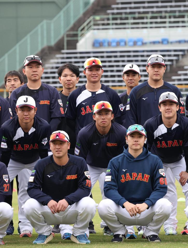 　集合写真におさまる森下（後列中央）＝撮影・佐々木彰尚