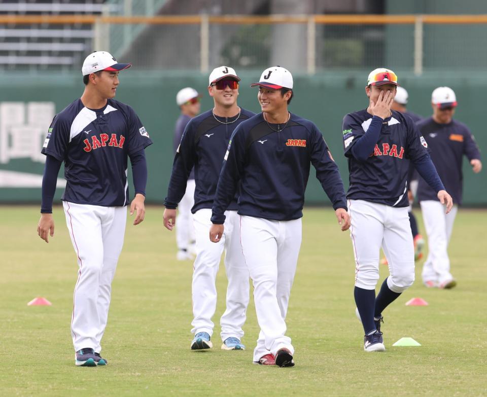 　侍ジャパン合宿に合流した佐々木（中央）＝撮影・佐々木彰尚