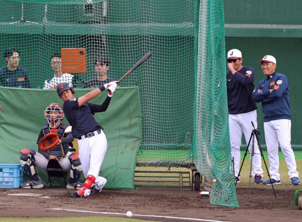 　日本代表に合流しフリー打撃で打ち込む佐々木。右端は井端監督（撮影・立川洋一郎）