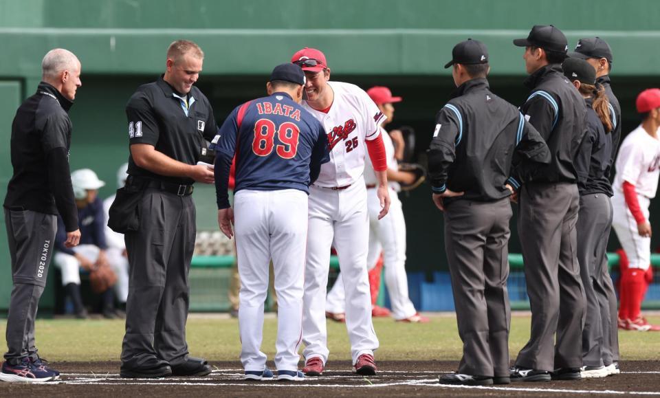 　井端監督と握手をする新井監督（撮影・佐々木彰尚）