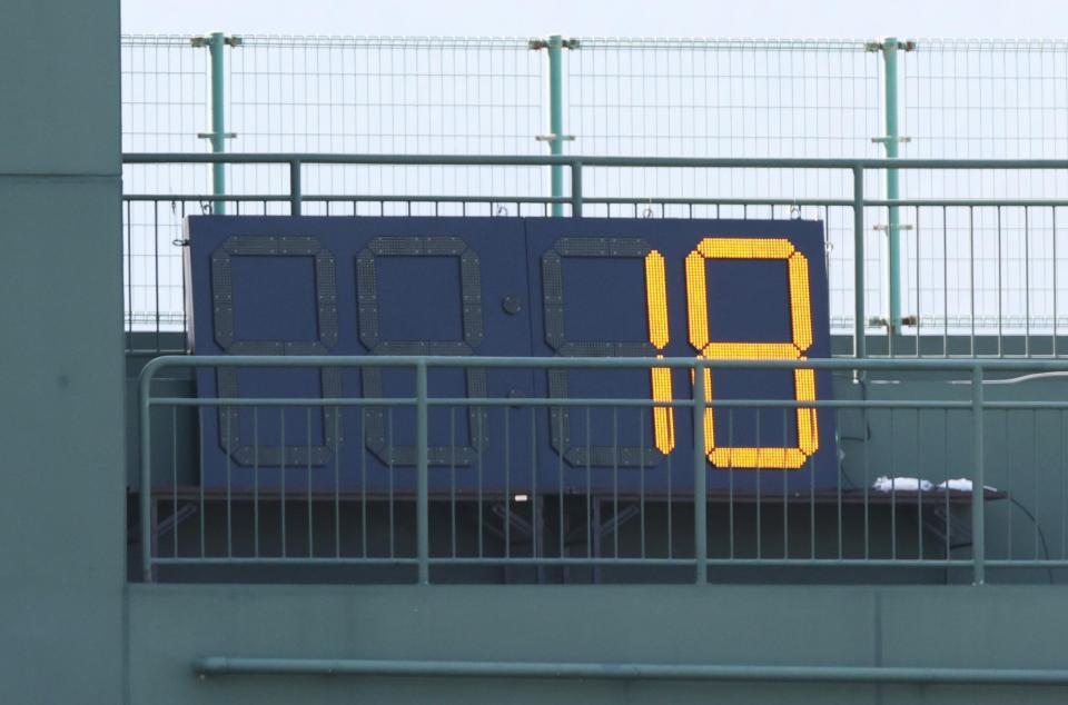 　バックスクリーン横に設置されたピッチクロックの表示時計