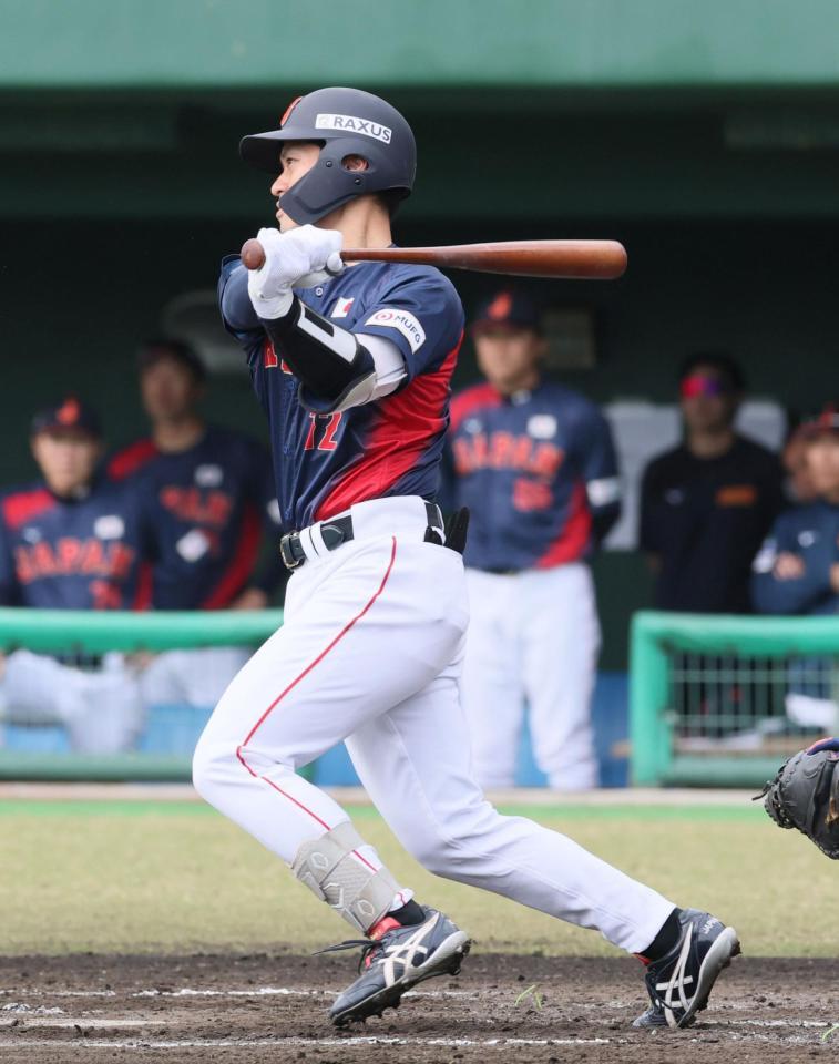 　１回、中前打を放つ坂本（撮影・市尻達拡）