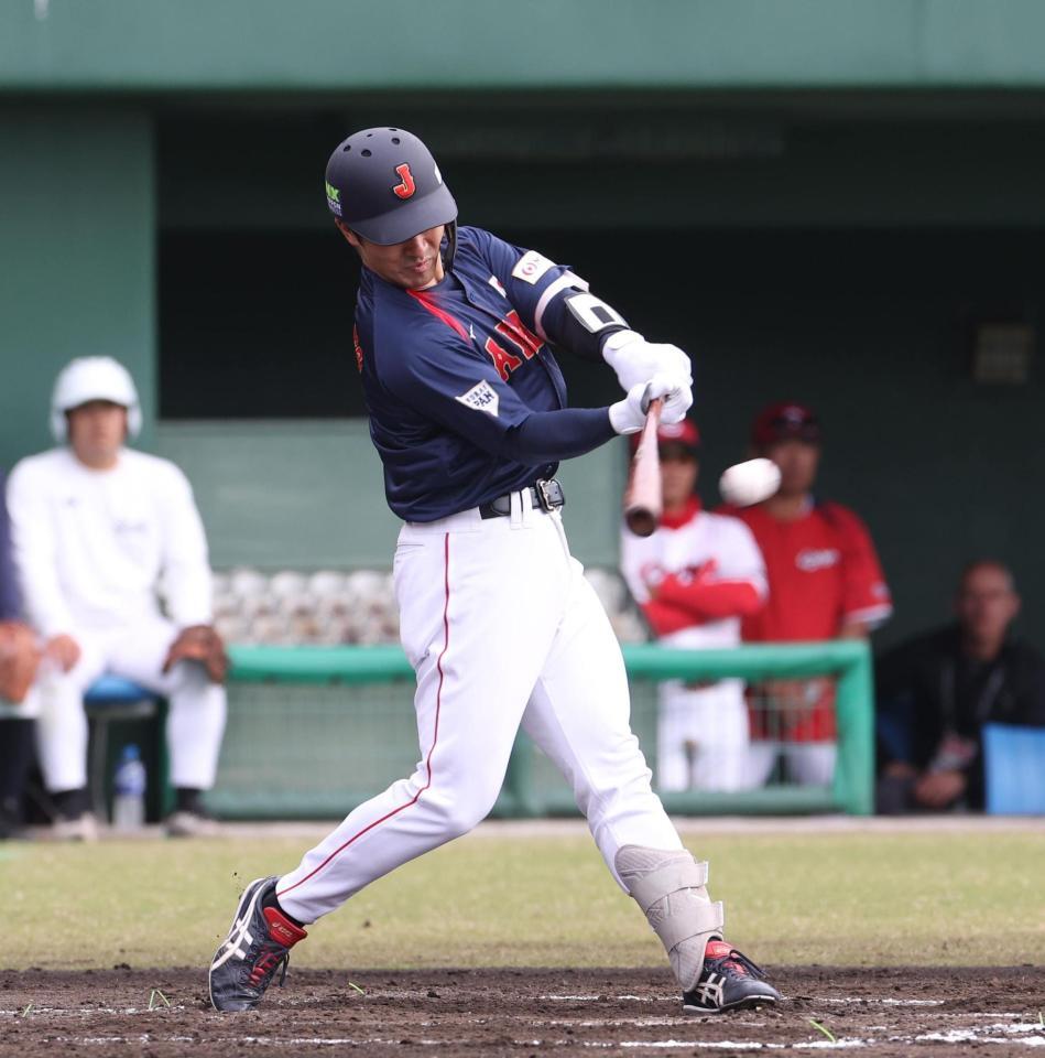 　１回、坂本は中前打を放つ（撮影・佐々木彰尚）