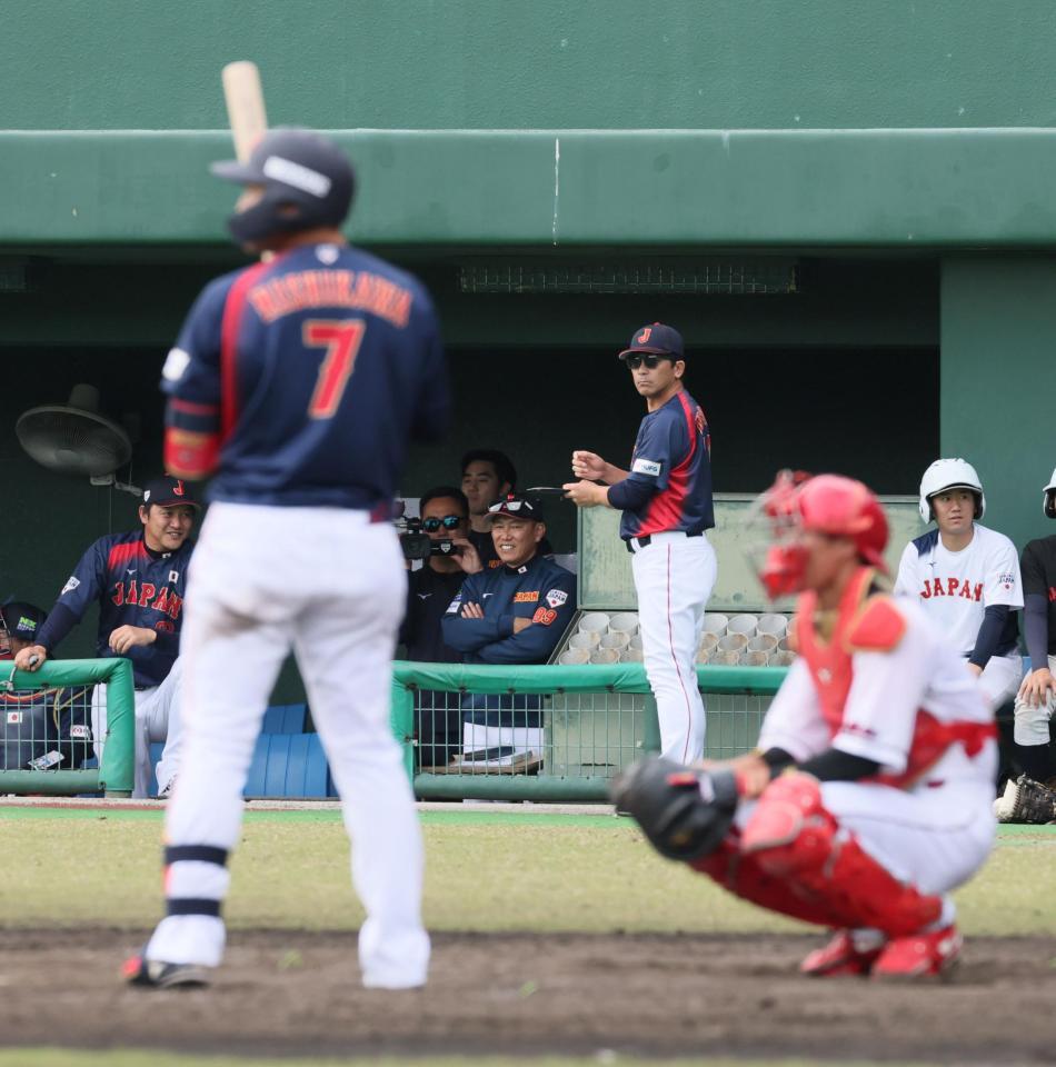 　４回、西川（手前）がピッチクロック違反を取られた後、構えを確認する松田野手総合コーチ（撮影・市尻達拡）