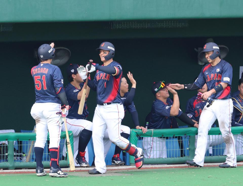 　５回、２ランを放って生還しナインの出迎えに笑顔を見せる森下（１）＝撮影・立川洋一郎