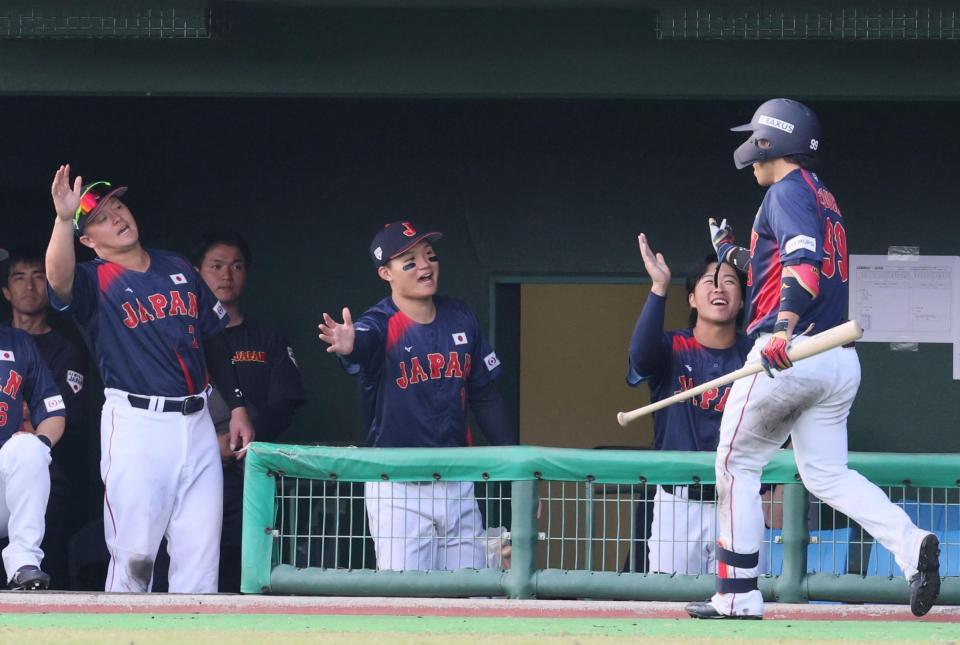 　７回、左越え２ランを放った野村を出迎える森下（撮影・市尻達拡）