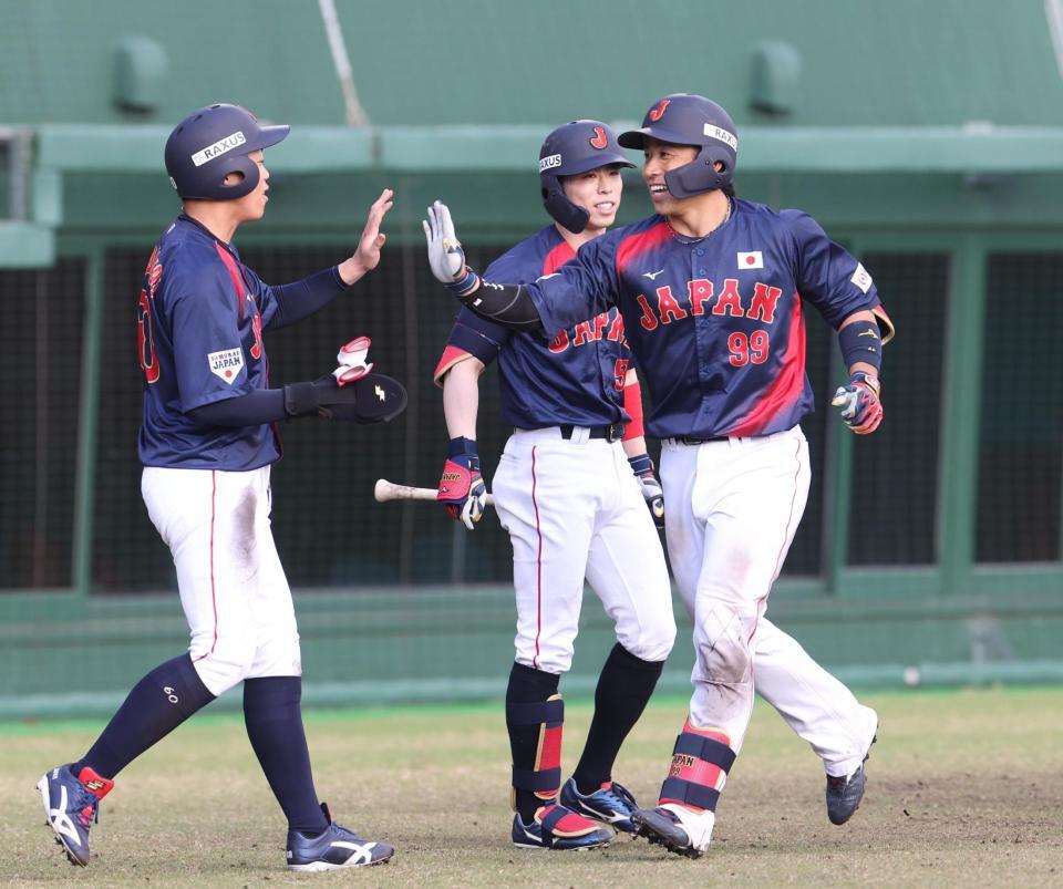 　７回、左越えに２ランを放ち、生還する野村（撮影・佐々木彰尚）