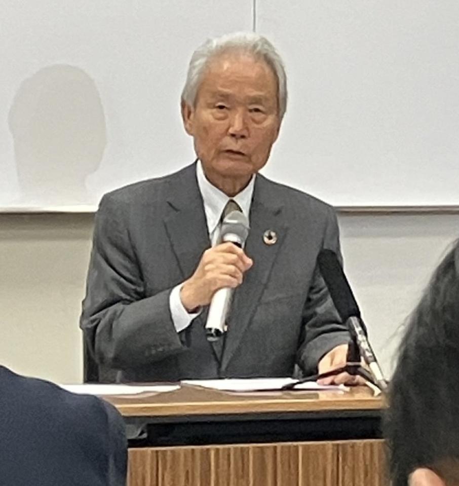 　会見する榊原定征コミッショナー