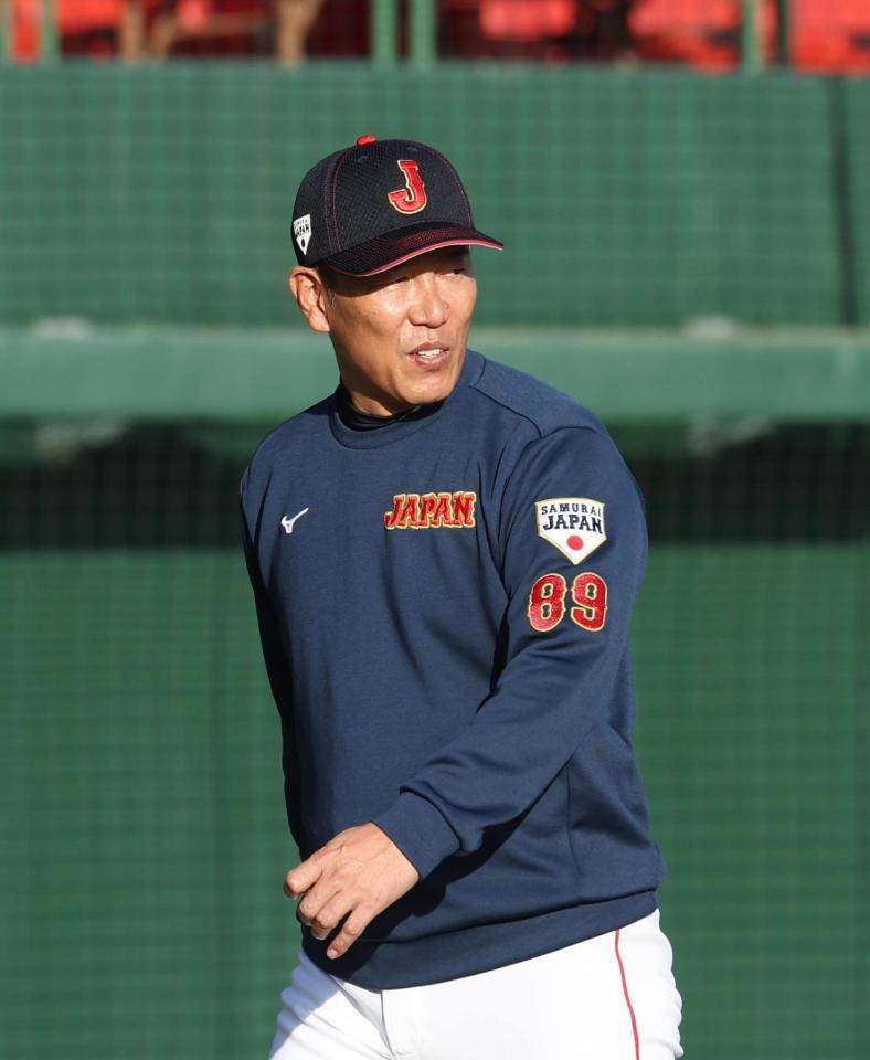 　８回、選手交代を告げた井端監督（撮影・佐々木彰尚）