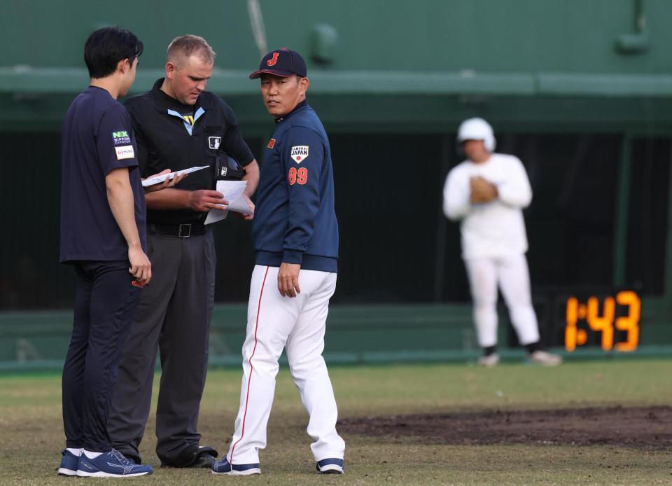 　１０回表終了時、ブロック・バーロー球審に選手交代を告げる井端監督（撮影・佐々木彰尚）