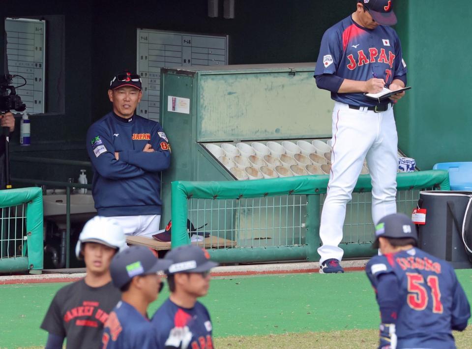 　１回、戦況を見守る井端監督（左奥）＝撮影・立川洋一郎