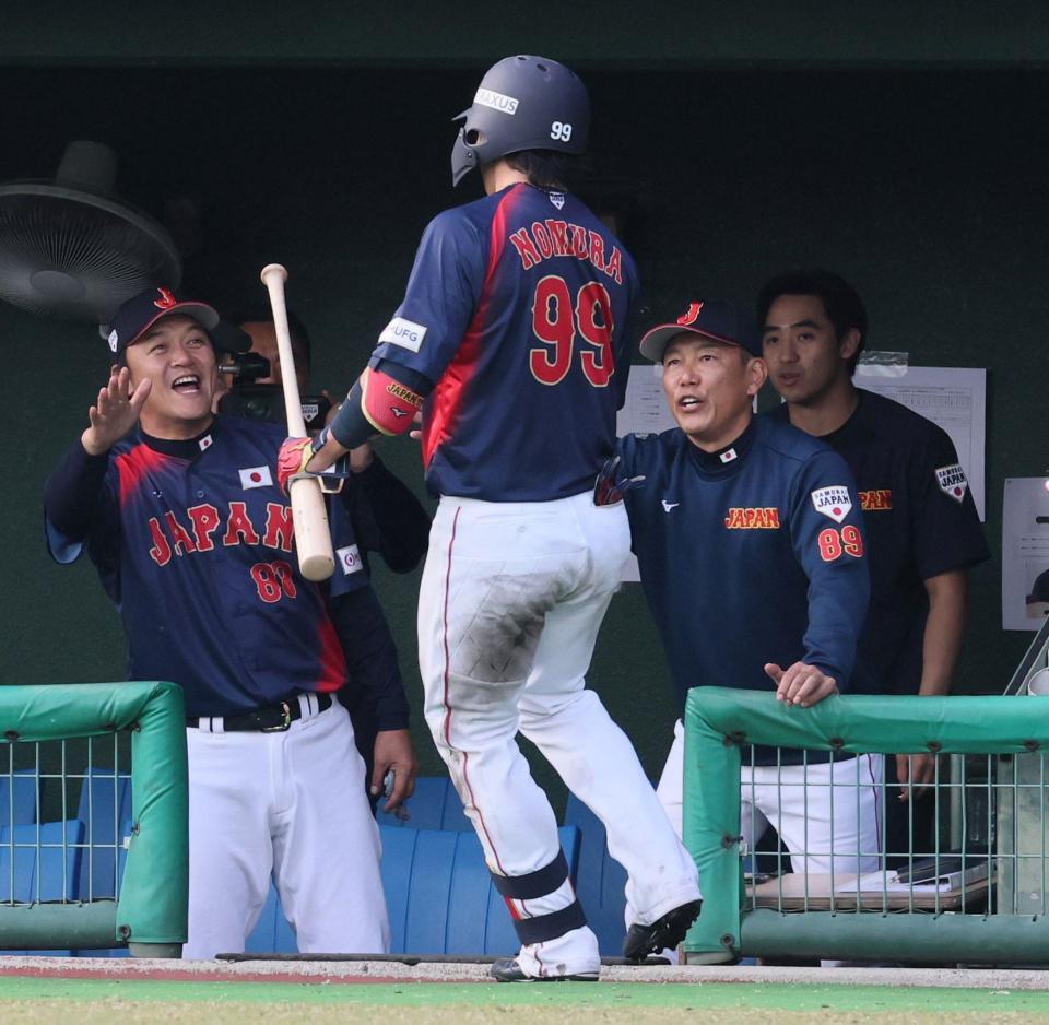 　７回、左越え２ランを放った野村を出迎える井端監督（撮影・市尻達拡）