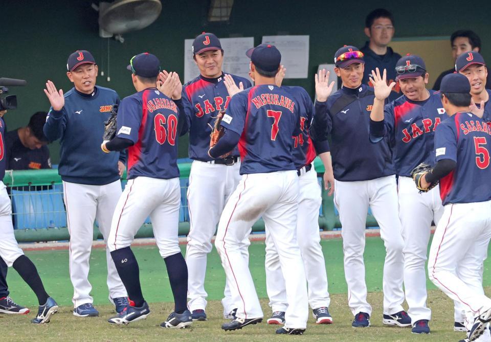 　ナインを出迎え勝利のタッチを交わす井端監督（左端）＝撮影・立川洋一郎