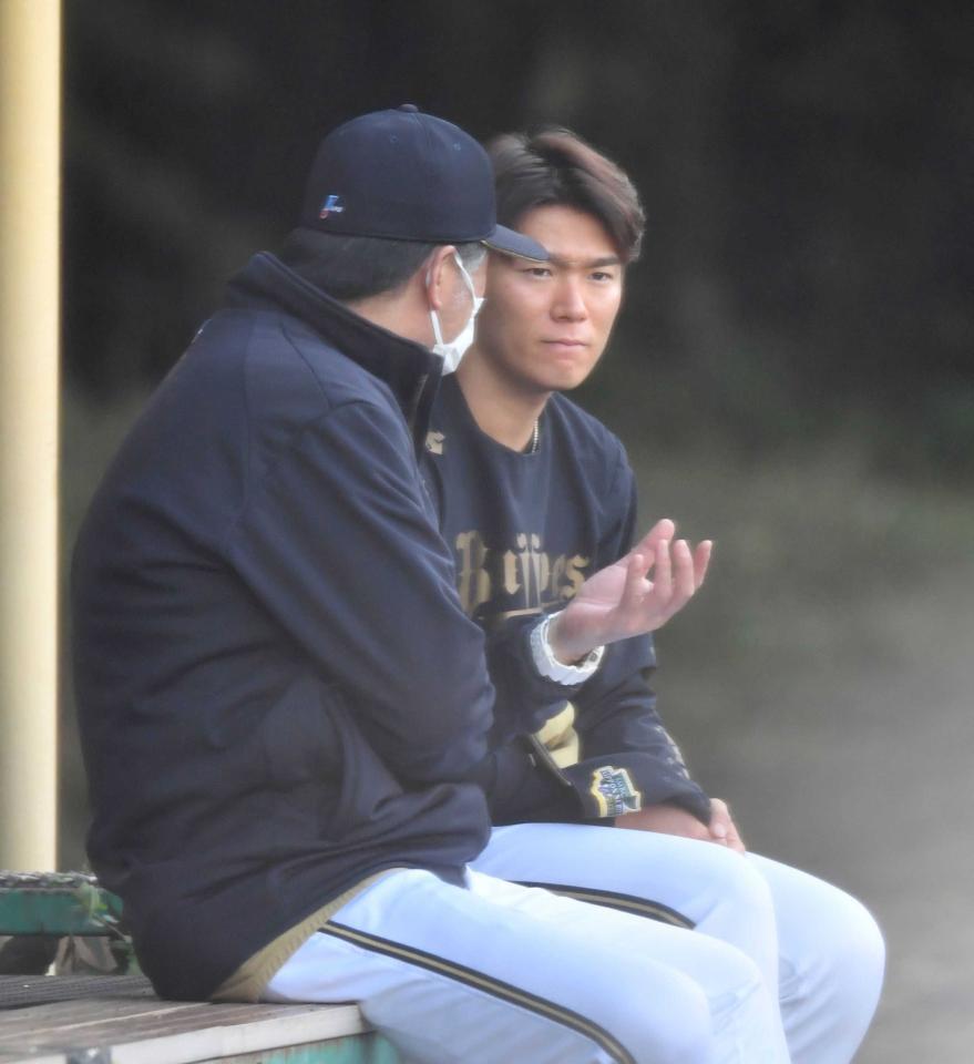 　高山郁夫投手コーチ（左）と話し込むオリックス時代の山本由伸＝２２年