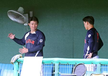　西川（右）にアドバイスをする森下（撮影・立川洋一郎）
