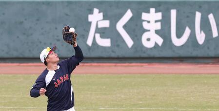 　飛球を捕る森下（撮影・佐々木彰尚）
