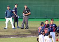 　９回、松山（手前右）の降板を球審に告げた井端監督（左奥）＝撮影・立川洋一郎