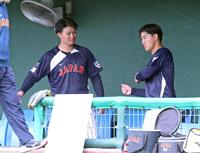 　西川（右）にアドバイスをする森下（撮影・立川洋一郎）
