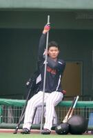 　ストレッチをする森下（撮影・佐々木彰尚）