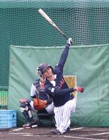 　体勢を崩しながら柵越えを放った森下（撮影・佐々木彰尚）