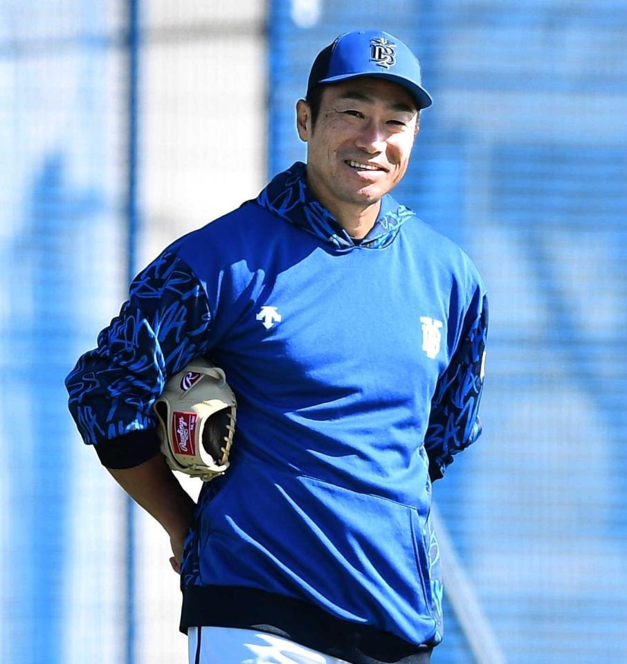 　秋季練習を見守る相川新監督（撮影・開出牧）