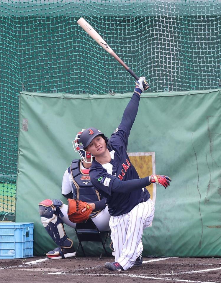 　体勢を崩しながら柵越えを放った森下（撮影・佐々木彰尚）