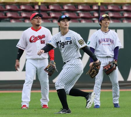 　シートノックに参加する前阪神・野口恭佑。左は前広島・松山竜平（撮影・市尻達拡）