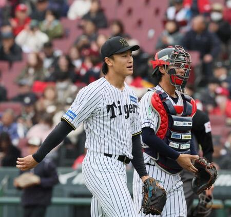 トライアウト登板を終え、ベンチに戻る前阪神・森木大智（撮影・市尻達拡）