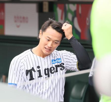 　トライアウト登板を終え、ベンチを後にする前阪神・森木大智（撮影・市尻達拡）