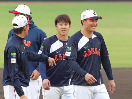 　宮崎合宿を打ち上げ笑顔を見せる森下。中央は小園（撮影・立川洋一郎）