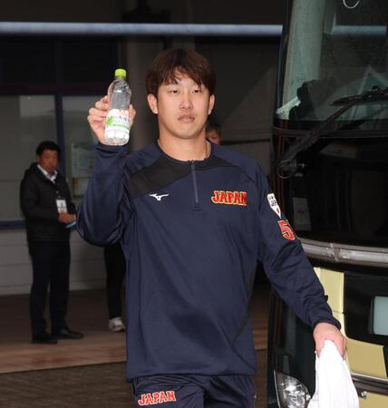 　ドヤ顔で球場を後にする小園（撮影・佐々木彰尚）