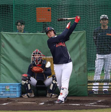 　快音を響かせた岡本和（撮影・佐々木彰尚）