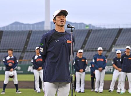 　宮崎合宿を打ち上げあいさつをする坂本