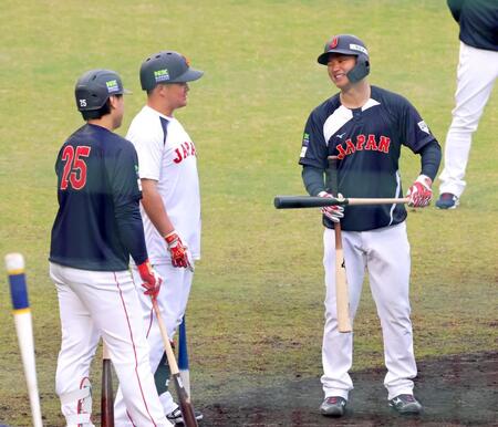 　フリー打撃の合間に（左から）岡本、牧と話す森下（撮影・立川洋一郎）