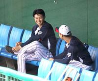 　西川（右）とベンチで談笑する森下（撮影・立川洋一郎）